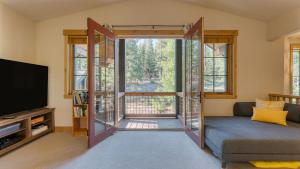 Μια τηλεόραση ή/και κέντρο ψυχαγωγίας στο Grays Crossing by AvantStay Stunning 4BDR Cabin