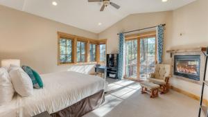 Ένα ή περισσότερα κρεβάτια σε δωμάτιο στο Grays Crossing by AvantStay Stunning 4BDR Cabin