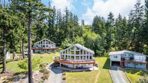 Harborview Getaway by AvantStay Walk to Beach في لانغلي: منظر جوي لمنزل به منزلين