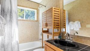 Harborview Getaway by AvantStay Walk to Beach في لانغلي: حمام مع حوض وحوض استحمام ودش +32 صورة