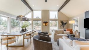 Khu vực ghế ngồi tại The Gem Estate by AvantStay Modern Farmhouse w Lavender Fields Hot Tub