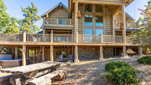 Una gran cabaña de madera con terraza y porche. en Hot Tub Game Room Large Deck w Incredible View Penticton Lodge by AvantStay, en Big Bear Lake