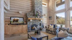 TV a/nebo společenská místnost v ubytování Hot Tub Game Room Large Deck w Incredible View Penticton Lodge by AvantStay