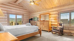 Un dormitorio con una cama y un techo de madera. en Hot Tub Game Room Large Deck w Incredible View Penticton Lodge by AvantStay, en Big Bear Lake