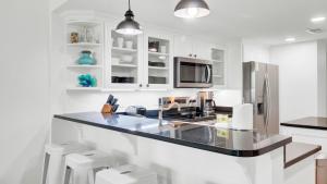 Кухня или мини-кухня в 314 C Shipwatch by AvantStay OCEANFRONT WITH OCEAN VIEW
