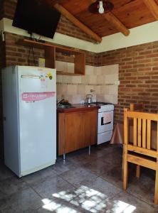 Rincón Soñado في لاس رابوناس: مطبخ مع ثلاجة بيضاء وموقد