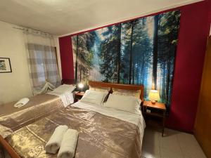 two beds in a room with a large window at Admiral Home Venice Center in Venice