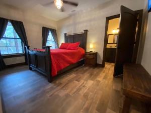 ein Schlafzimmer mit einem Bett mit roten Kissen in der Unterkunft Heartrock in Concan + 31 Fotos