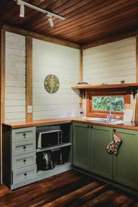 Sítio Reichart Atlantic Forest Retreat في ماريشال فلوريانو: مطبخ مع حوض وميكروويف