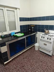 una cocina con estufa y encimera en Dpto de Licia, en Cipolletti