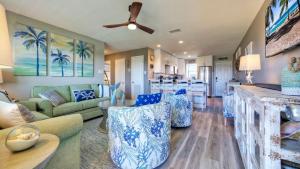 Телевизор и/или развлекательный центр в 2BR Condo w Gulf Views 2 Pools Courts Blue Water Bliss by AvantStay