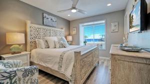 Кровать или кровати в номере 2BR Condo w Gulf Views 2 Pools Courts Blue Water Bliss by AvantStay +44 фотографии