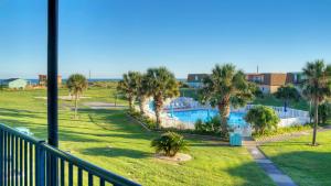 Бассейн в 2BR Condo w Gulf Views 2 Pools Courts Blue Water Bliss by AvantStay или поблизости