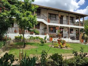 a house with a garden in front of it at Solue in Duitama