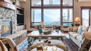 a living room with a fireplace and a table at Heritage by AvantStay Luxe Oregon Retreat Deck in Powell Butte