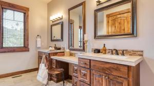 a bathroom with two sinks and two mirrors at Heritage by AvantStay Luxe Oregon Retreat Deck in Powell Butte +31 photos