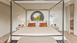 Postel nebo postele na pokoji v ubytování Emerald Bluff by AvantStay Lake Views Deck Fire Pit Game Room