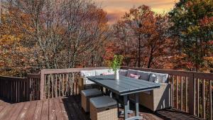 Balkón nebo terasa v ubytování Emerald Bluff by AvantStay Lake Views Deck Fire Pit Game Room