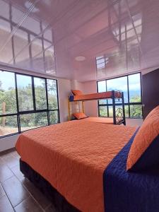 Una cama o camas en una habitación de Cabaña Alto de Luna