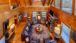 einen Blick über ein Wohnzimmer in einem Blockhaus in der Unterkunft Misty Mountain by AvantStay Hot Tub Mountain Views Theater Pool Table in Gatlinburg