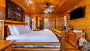 ein Schlafzimmer mit Bett und Deckenventilator in der Unterkunft Misty Mountain by AvantStay Hot Tub Mountain Views Theater Pool Table in Gatlinburg + 42 Fotos