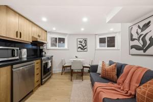 Η κουζίνα ή μικρή κουζίνα στο Bright & Spacious 2-BR Condo Near TOs Waterfront