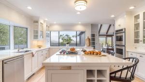 Kuchyň nebo kuchyňský kout v ubytování Malvasia by AvantStay Luxe Wine Country Retreat