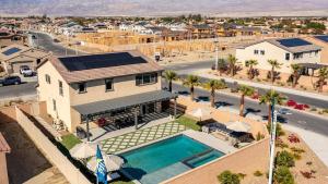 Desert Eden by AvantStay 6BR w Ensuite Backyard Oasis w Pool Hot Tub في كوتشيلا: منظر جوي لمنزل به حوض سباحة