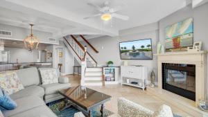 Телевизор и/или развлекательный центр в 407 A Shipwatch by AvantStay Beach Front Condo w Ocean Views