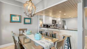 Кухня или мини-кухня в 407 A Shipwatch by AvantStay Beach Front Condo w Ocean Views
