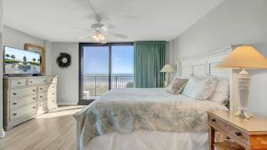 Кровать или кровати в номере 407 A Shipwatch by AvantStay Beach Front Condo w Ocean Views +29 фотографий