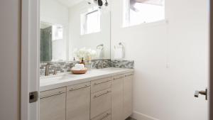 Ένα μπάνιο στο Quartz by AvantStay Stunning Home In Truckee w Views +18 φωτογραφίες