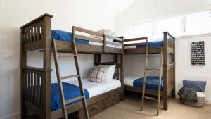 Ένα ή περισσότερα κρεβάτια σε δωμάτιο στο Quartz by AvantStay Stunning Home In Truckee w Views