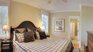 Ένα ή περισσότερα κρεβάτια σε δωμάτιο στο 9 24th Avenue by AvantStay Walk to Beach Pool Rooftop Deck