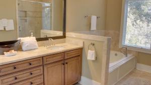 Ένα μπάνιο στο 9 24th Avenue by AvantStay Walk to Beach Pool Rooftop Deck