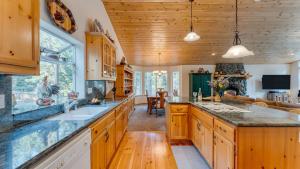 Η κουζίνα ή μικρή κουζίνα στο Tahoe Vista by AvantStay Central Location Patio