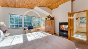 Ένα ή περισσότερα κρεβάτια σε δωμάτιο στο Tahoe Vista by AvantStay Central Location Patio