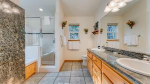 Ένα μπάνιο στο Tahoe Vista by AvantStay Central Location Patio +38 φωτογραφίες