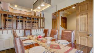 Χώρος καθιστικού στο Ski-InSki-Out Townhome Steps to Main St Ski Lift Deck View of Old Town