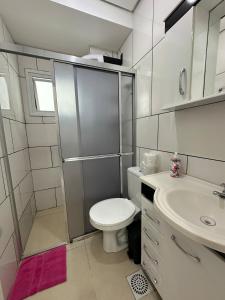 Phòng tắm tại Apartamento completo com AR Condicionado em Viamao