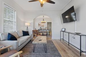 uma sala de estar com um sofá e uma mesa em Downtown Biloxi! Walkable to the Beach & Casinos! em Biloxi