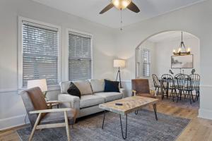 uma sala de estar com um sofá e uma mesa em Downtown Biloxi! Walkable to the Beach & Casinos! em Biloxi