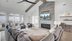 Μια τηλεόραση ή/και κέντρο ψυχαγωγίας στο 3108 Palm by AvantStay Oceanfront Private Pool Incredible Views