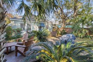 um pátio com duas cadeiras e uma mesa em frente a uma casa em Downtown Biloxi! Walkable to the Beach & Casinos! em Biloxi