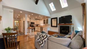 Η κουζίνα ή μικρή κουζίνα στο Woodside Getaway by AvantStay Character Home Close To Park City Resort w Hot Tub