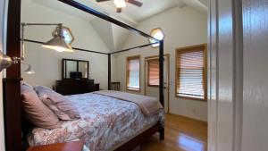 Ένα ή περισσότερα κρεβάτια σε δωμάτιο στο Woodside Getaway by AvantStay Character Home Close To Park City Resort w Hot Tub