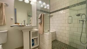 Ένα μπάνιο στο Woodside Getaway by AvantStay Character Home Close To Park City Resort w Hot Tub +15 φωτογραφίες