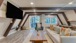 Μια τηλεόραση ή/και κέντρο ψυχαγωγίας στο Speckled by AvantStay Modern Interior 0.5mi to Lake