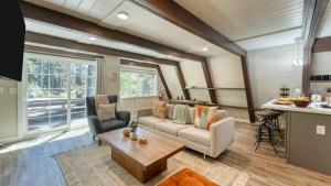 Χώρος καθιστικού στο Speckled by AvantStay Modern Interior 0.5mi to Lake