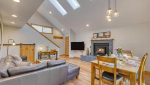 TV a/nebo společenská místnost v ubytování Royal Canoe by AvantStay Walk to the Shore Private Yard